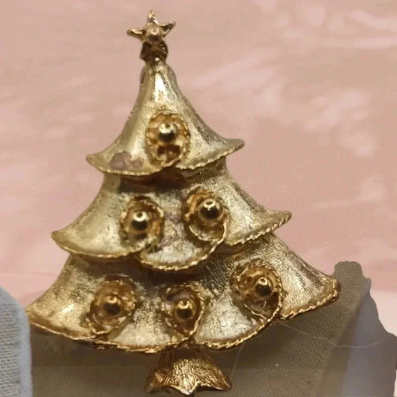 Greeting season's vtg handkerchiefs & gold plated tree & bells pin set of 3 - Picture 5 of 11